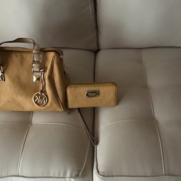 Michael Kors handbag and Michael Kors wallet - Picture 4 of 8